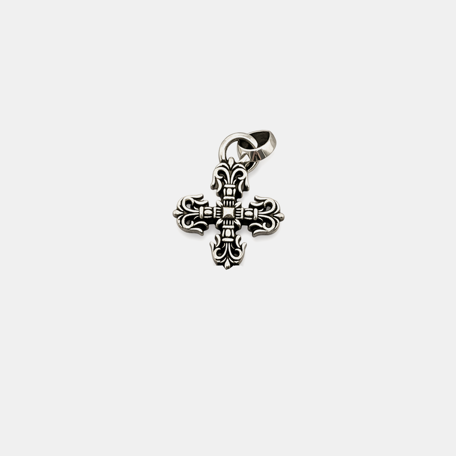 Gothic Quatrefoil Clover Pendant - Silver